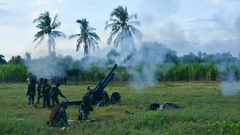Pasukan Marinir Serbu Pantai Banongan Situbondo dengan Meriam Howitzer