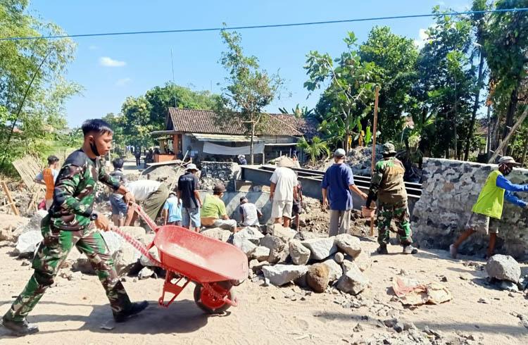 TMMD Reguler di Bantul, TNI dan Warga Kumpulkan Batu untuk Bangun Jembatan