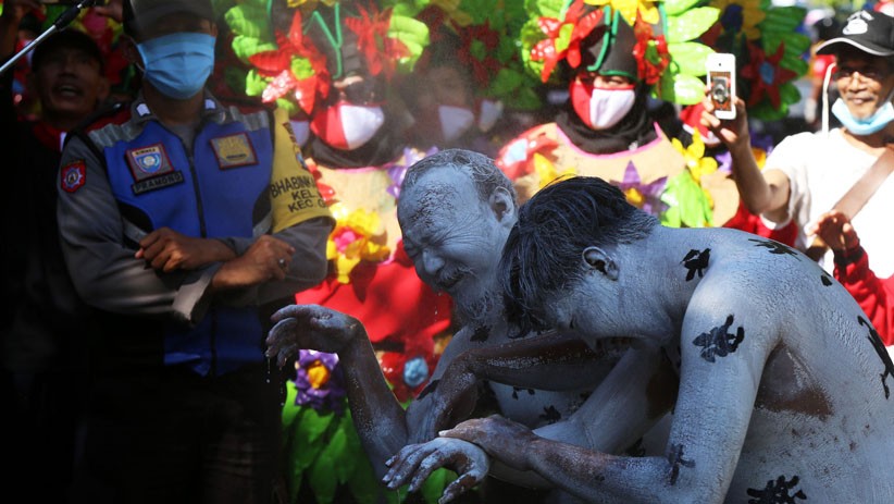 Teatrikal Relawan Usir Virus Corona di Kampung Tangguh Surabaya - Bagian 1