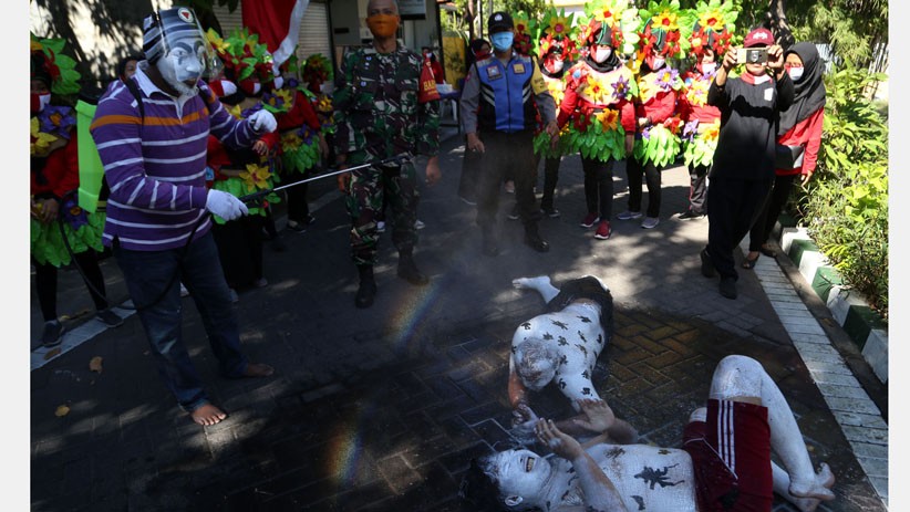 Teatrikal Relawan Usir Virus Corona di Kampung Tangguh Surabaya - Bagian 2