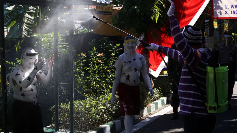 Teatrikal Relawan Usir Virus Corona di Kampung Tangguh Surabaya - Bagian 3