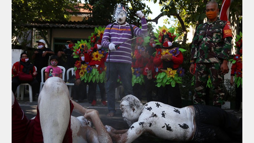 Teatrikal Relawan Usir Virus Corona di Kampung Tangguh Surabaya - Bagian 4