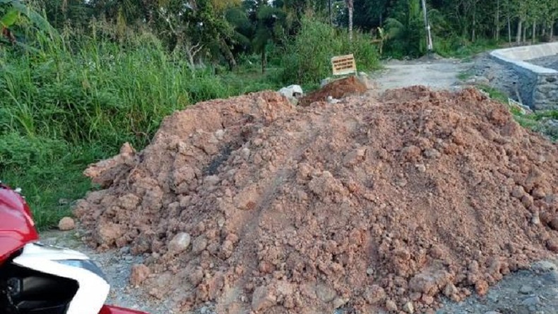 Jalan Menuju Kampus STAIN Madina Diblokade OTK dengan Timbunan Tanah Merah