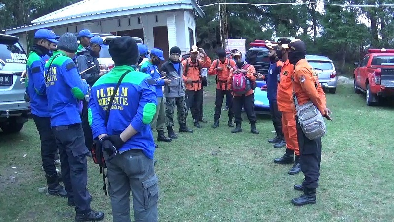 Cedera, Tiga Pendaki Dievakuasi Tim SAR dari Gunung Lawu