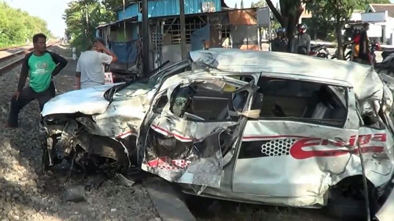 title Minibus Ditabrak Kereta Api di Lamongan, Bocah 2 Tahun Tewas di Lokasi Kejadian Minibus Ditabrak Kereta Api di Lamongan, Bocah 2 Tahun Tewas di Lokasi Kejadian