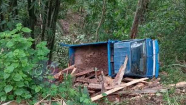 Tabrak Pengendara Motor, Truk Ngebut Masuk Jurang