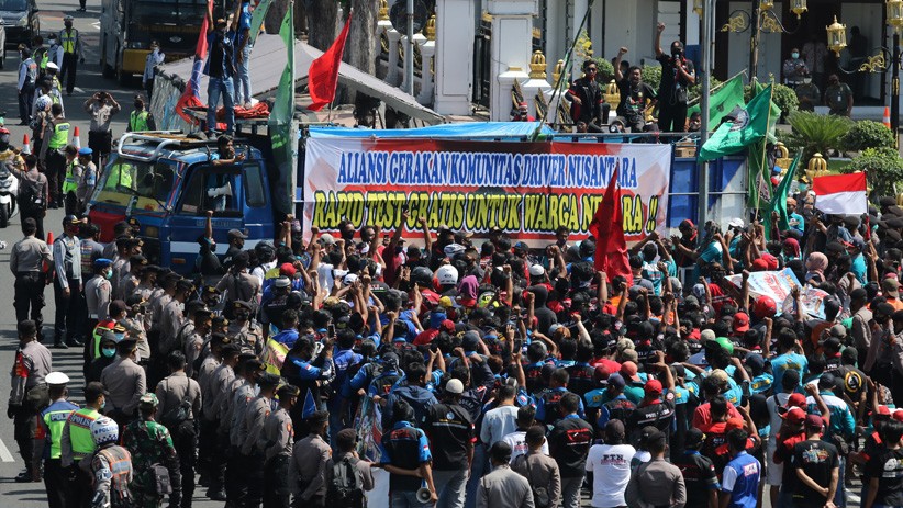 Ratusan Sopir Truk Protes Rapid Test Berbayar di Pelabuhan Ketapang-Gilimanuk