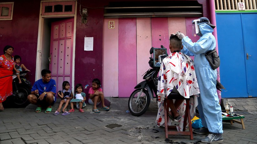 Banting Setir, Karyawan Hotel Bintang Lima Ini Jadi Tukang Cukur Keliling - Bagian 2