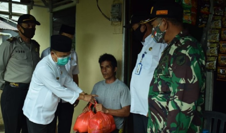 Pemkab Sambas Bantu Kebutuhan Pokok Warga Perbatasan Malaysia Terdampak Covid-19
