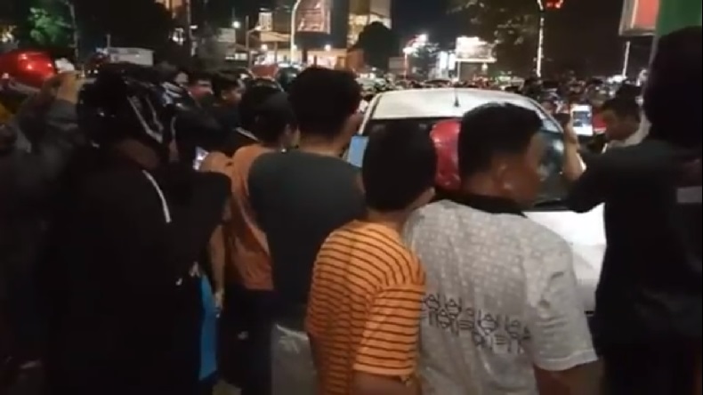 title Sambar 4 Motor dan 1 Mobil, Pelaku Tabrak Lari di Makassar Diamuk Massa Sambar 4 Motor dan 1 Mobil, Pelaku Tabrak Lari di Makassar Diamuk Massa