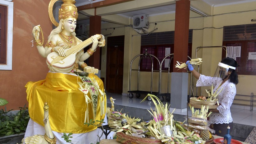Perayaan Hari Raya Saraswati di Bali Terapkan Protokol Kesehatan - Bagian 3