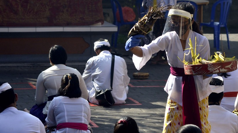 Perayaan Hari Raya Saraswati di Bali Terapkan Protokol Kesehatan - Bagian 2