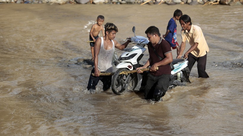 Jembatan Hanyut, Warga Nekat Melintasi Sungai di Bone Bolango - Bagian 1