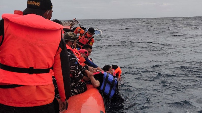 Detik-Detik Kapal Wisata Tenggelam Dihantam Ombak Setinggi 4 Meter di Sultra - Bagian 3