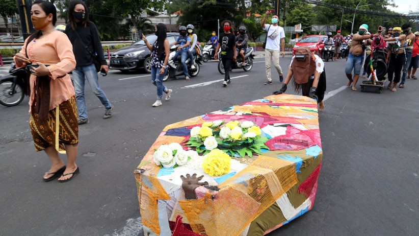 Aksi Teatrikal Seniman Kirim Peti Jenazah untuk Pemerintah Kota Surabaya - Bagian 4