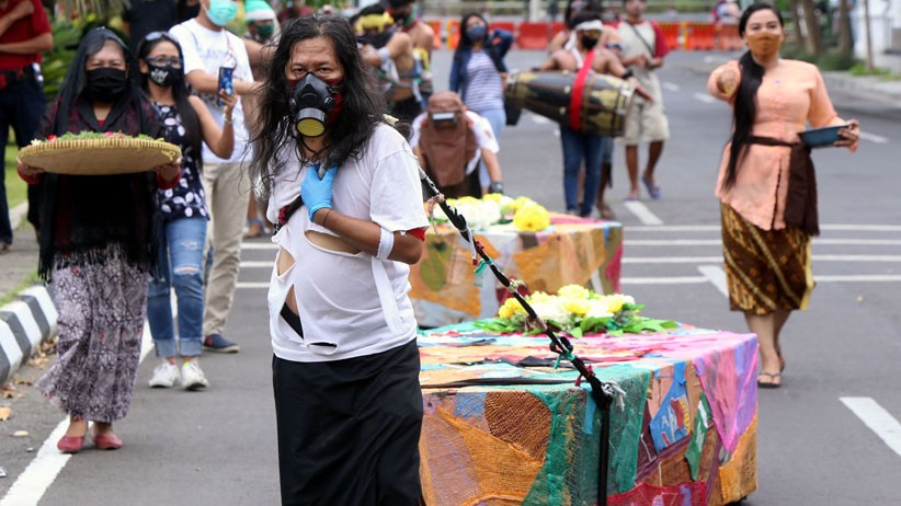 Aksi Teatrikal Seniman Kirim Peti Jenazah untuk Pemerintah Kota Surabaya - Bagian 3