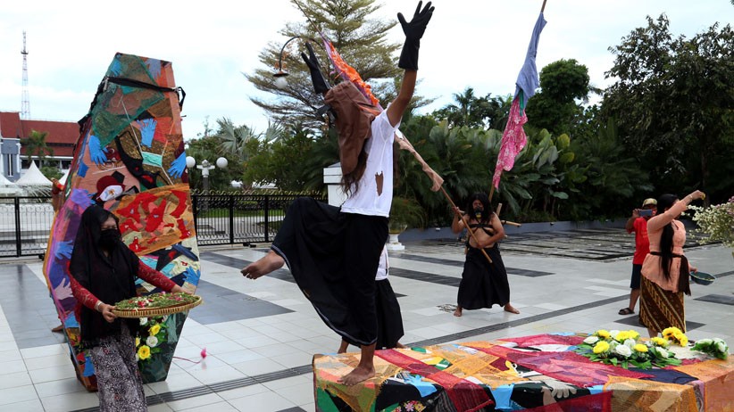 Aksi Teatrikal Seniman Kirim Peti Jenazah untuk Pemerintah Kota Surabaya - Bagian 2