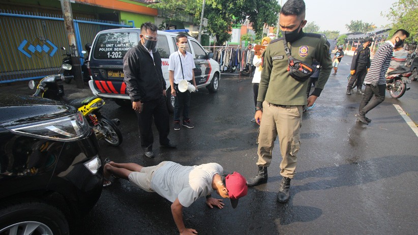 Pemkot Surabaya Gencar Razia Masker, Pelanggar Dihukum Push Up - Bagian 2