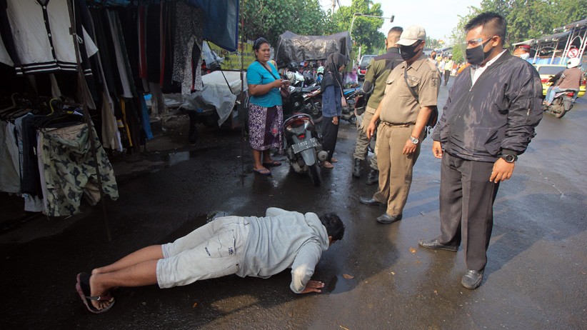 Pemkot Surabaya Gencar Razia Masker, Pelanggar Dihukum Push Up - Bagian 1