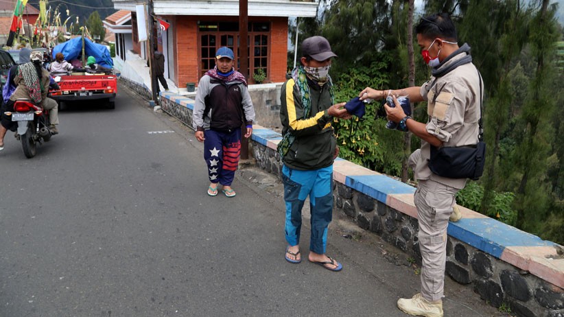 Gubernur Jatim Kirim Utusan untuk Bagikan Ribuan Masker kepada Warga Tengger - Bagian 5