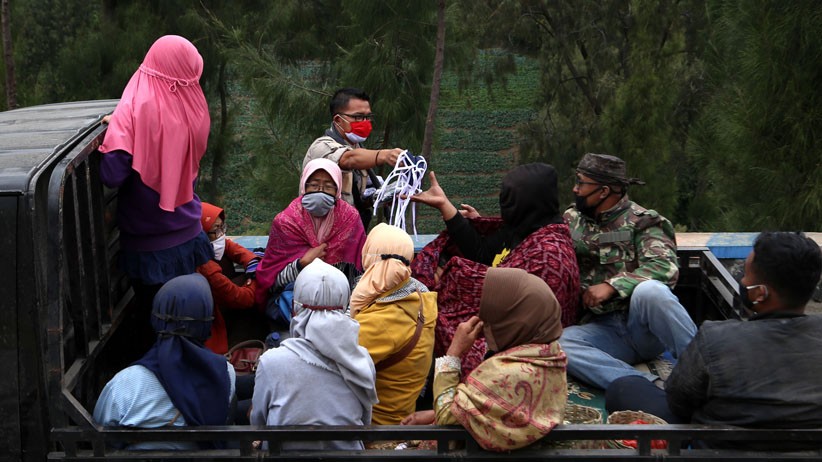 Gubernur Jatim Kirim Utusan untuk Bagikan Ribuan Masker kepada Warga Tengger - Bagian 4