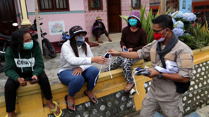 Gubernur Jatim Kirim Utusan untuk Bagikan Ribuan Masker kepada Warga Tengger - Bagian 3
