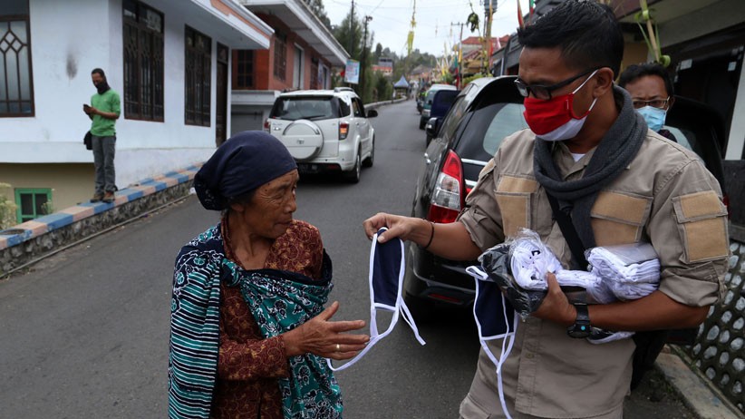 Gubernur Jatim Kirim Utusan untuk Bagikan Ribuan Masker kepada Warga Tengger - Bagian 2