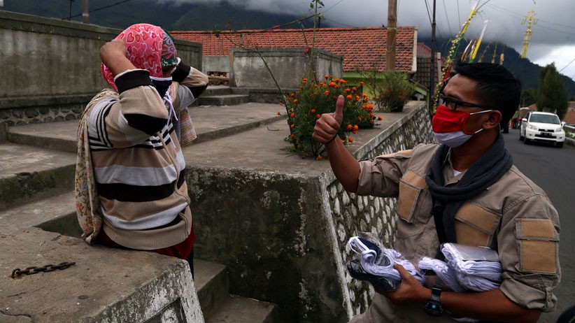 Gubernur Jatim Kirim Utusan untuk Bagikan Ribuan Masker kepada Warga Tengger - Bagian 1