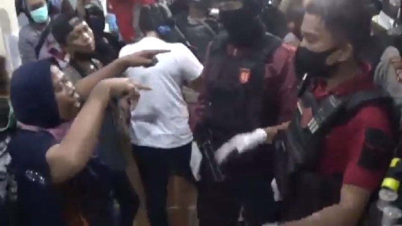 title Ricuh, Keluarga PDP Meninggal Dunia di Makassar Tolak Prosedur Pemakaman Covid-19 Ricuh, Keluarga PDP Meninggal Dunia di Makassar Tolak Prosedur Pemakaman Covid-19