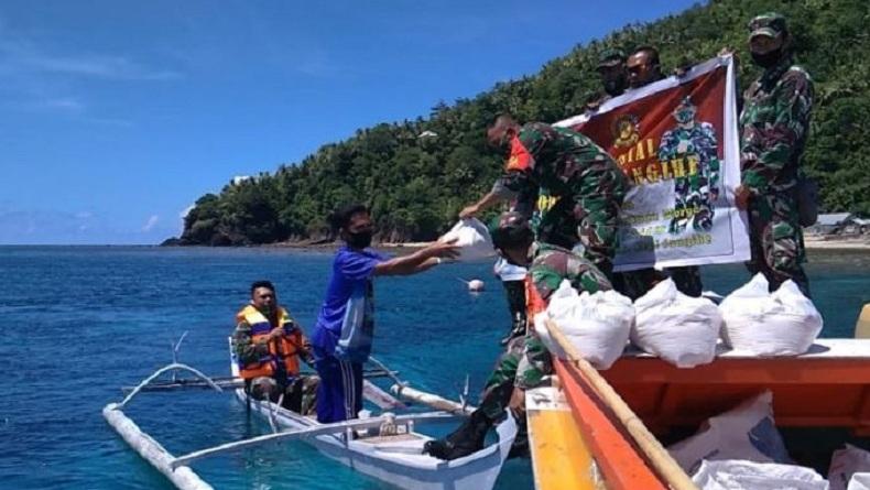 Kodim 1301 Sangihe Bagikan Bantuan Pangan kepada Warga Nanusa dan Nusa Tabukan