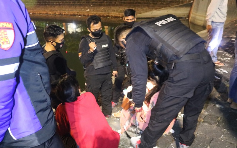 Gerombolan Remaja Nekat Pesta Miras di Semarang, 2 di Antaranya Perempuan