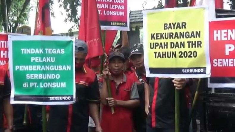 title Dipecat, Puluhan Buruh PT Lonsum Berdemonstrasi ke Gedung DPRD Sumut Dipecat, Puluhan Buruh PT Lonsum Berdemonstrasi ke Gedung DPRD Sumut