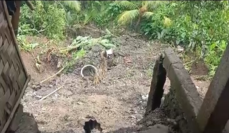Tergerus Longsor, 2 Rumah Warga Jembrana Tiba-Tiba Ambles