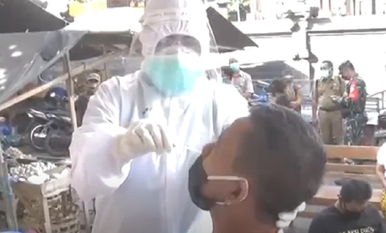 100 Pedagang Pasar di Buleleng Bali Dites Swab
