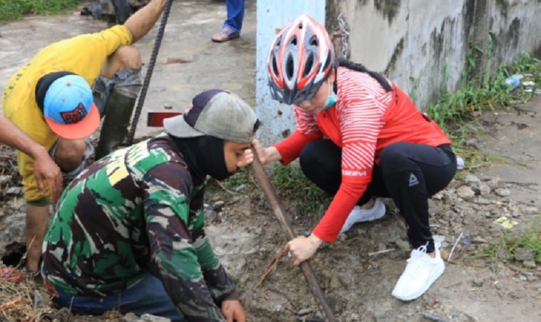 Salut! Begini Aksi Wali Kota Singkawang Bersihkan Saluran Got yang Mampat