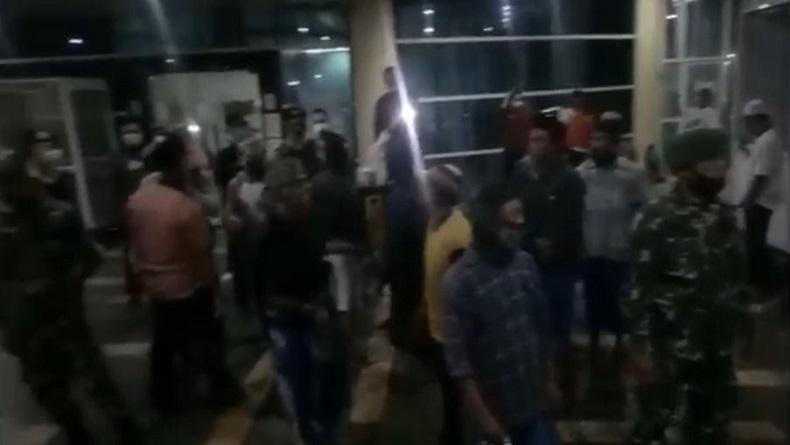 Ratusan Warga Jemput Paksa Jenazah PDP Covid-19 di RSUD Mataram dengan Taksi