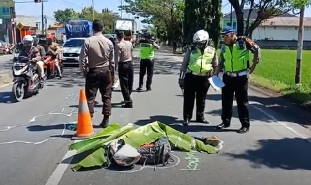 Salip Motor Lain, Pemotor Tewas Terlindas Truk Trailer di Jalur Pantura Kendal