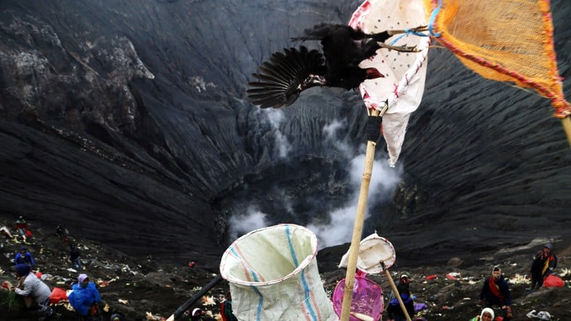 Warga Suku Tengger Gelar Ritual Yadnya Kasada di Kawah Gunung Bromo - Bagian 7