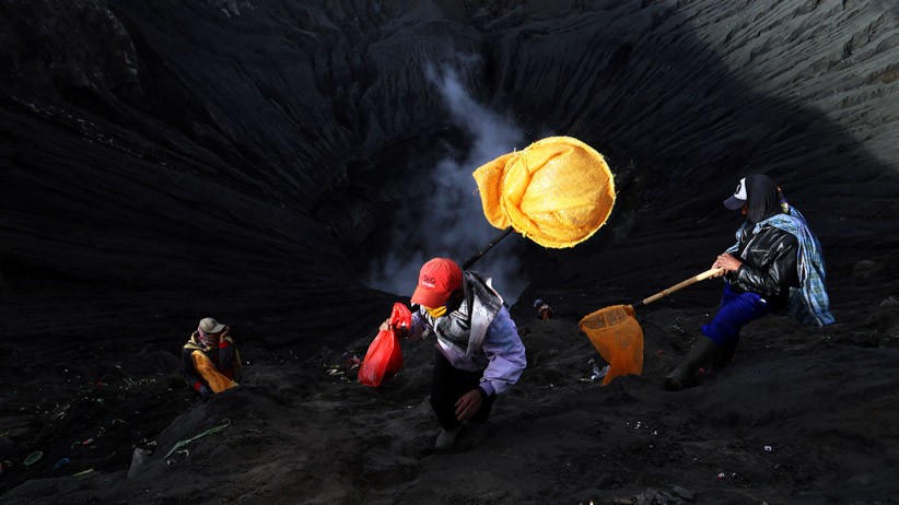 Warga Suku Tengger Gelar Ritual Yadnya Kasada di Kawah Gunung Bromo - Bagian 6