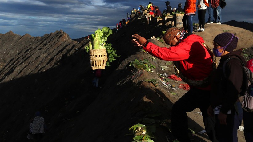 Warga Suku Tengger Gelar Ritual Yadnya Kasada di Kawah Gunung Bromo - Bagian 1