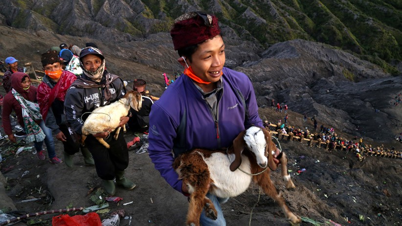 Warga Suku Tengger Gelar Ritual Yadnya Kasada di Kawah Gunung Bromo - Bagian 4
