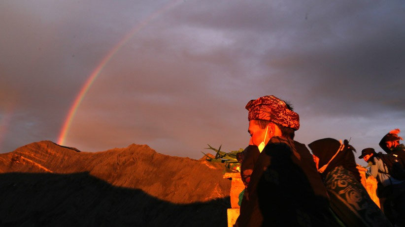 Warga Suku Tengger Gelar Ritual Yadnya Kasada di Kawah Gunung Bromo - Bagian 3