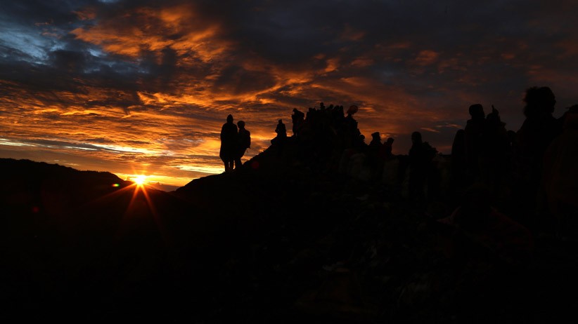 Warga Suku Tengger Gelar Ritual Yadnya Kasada di Kawah Gunung Bromo - Bagian 2