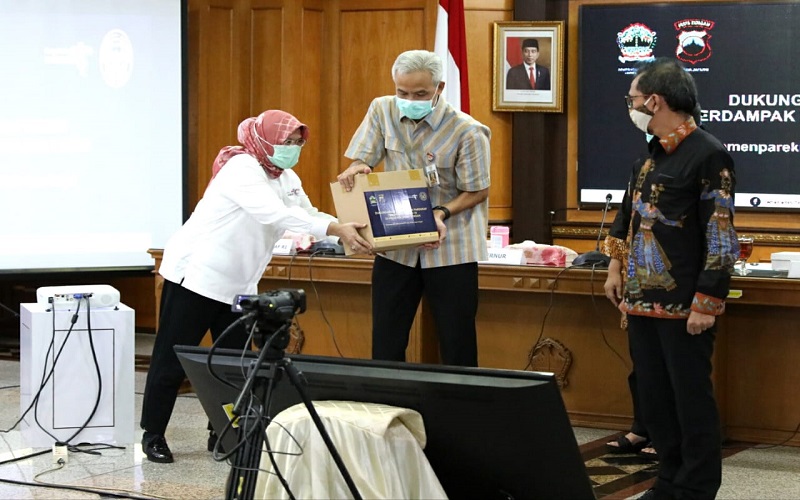 Kemenparekraf Bagikan 38.270 Paket Sembako untuk Pelaku Pariwisata Jateng