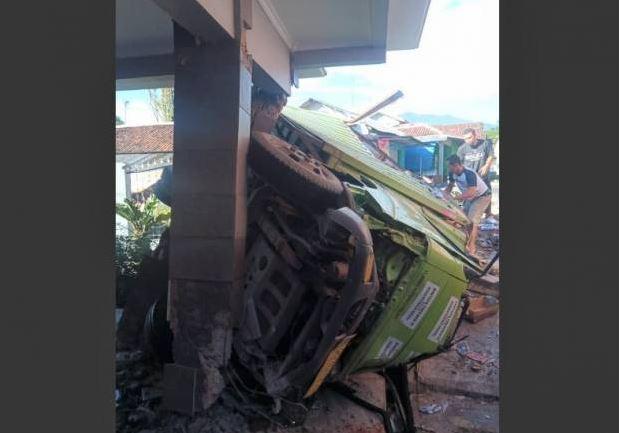 Truk Tabrak Rumah dan Toko di Purwakarta, Sopir dan Kernet Luka-Luka