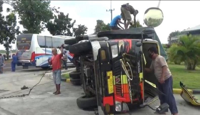 title Bus Tabrak Truk dari Belakang di Jombang, Diduga Sopir Mengemudi Ugal-Ugalan Bus Tabrak Truk dari Belakang di Jombang, Diduga Sopir Mengemudi Ugal-Ugalan
