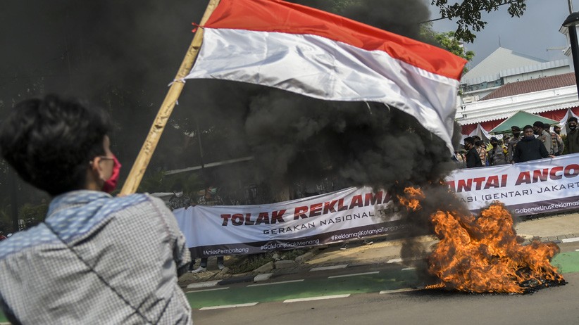 Aksi Tolak Reklamasi Pantai Ancol Ricuh, Massa dan Polisi Saling Dorong - Bagian 2
