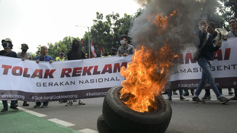 Aksi Tolak Reklamasi Pantai Ancol Ricuh, Massa dan Polisi Saling Dorong - Bagian 3