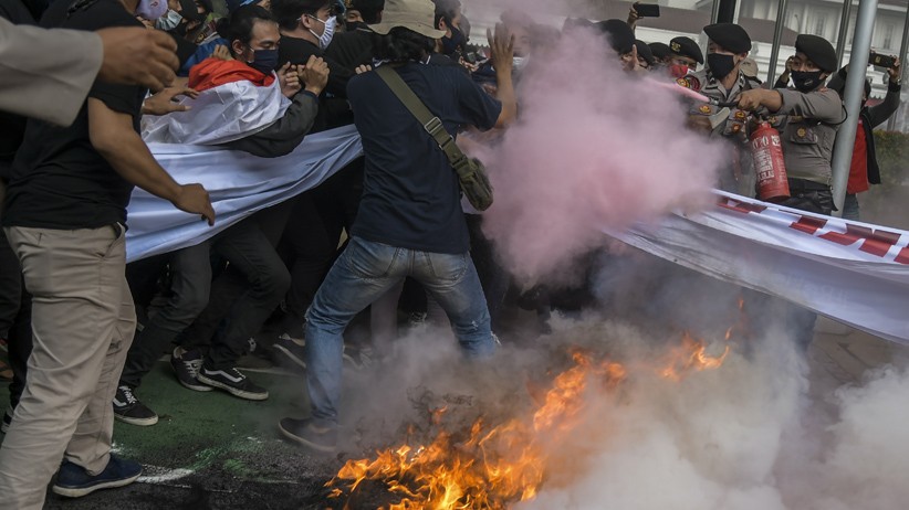 Aksi Tolak Reklamasi Pantai Ancol Ricuh, Massa dan Polisi Saling Dorong - Bagian 1
