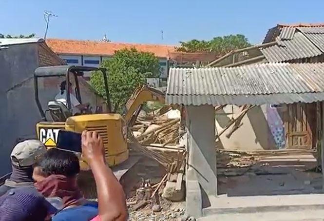 Puluhan Bangunan Prostitusi di Cirebon Dibongkar, Pemilik Menangis